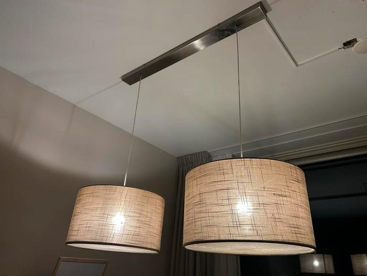 Mooie hanglamp met twee lampenkappen, Huis en Inrichting, Lampen | Lampenkappen, Zo goed als nieuw, 25 tot 50 cm, Rond, Beige