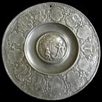 Zeldzame tinnen bord met rijke reliëfversiering 17e eeuw., Antiek en Kunst, Antiek | Tin, Ophalen of Verzenden