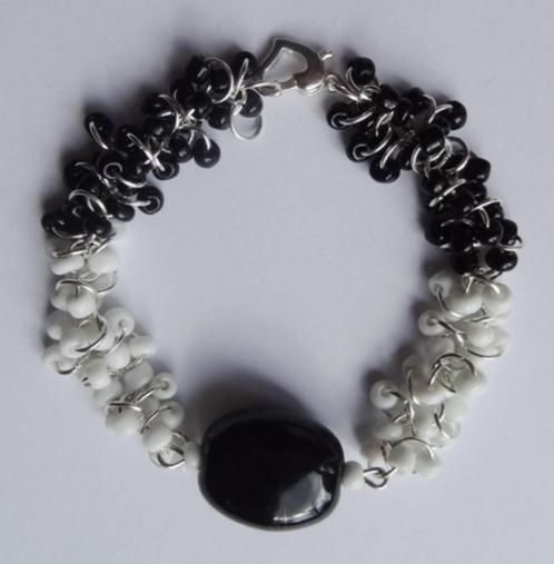 Handgemaakte zwart/witte Shaggy loop armband (161), Sieraden, Tassen en Uiterlijk, Armbanden, Nieuw, Overige materialen, Zwart