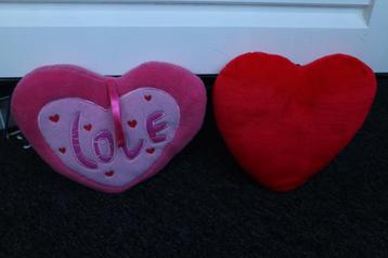 2x Zachte Hart Kussentjes (Roze en Rood) beschikbaar voor biedingen