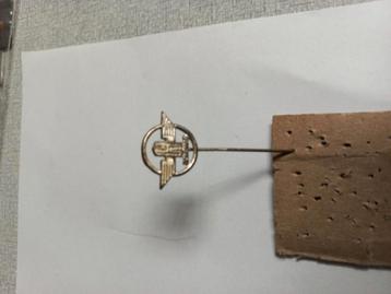 Metalen speldje van het merk" Hanomag" beschikbaar voor biedingen