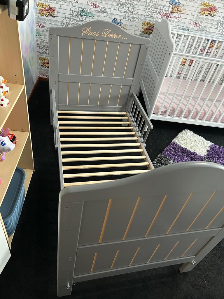 Peuterbed / Ledikant in èèn, Kinderen en Baby's, Kinderkamer | Bedden, Ophalen, Gebruikt, 70 tot 85 cm, Lattenbodem