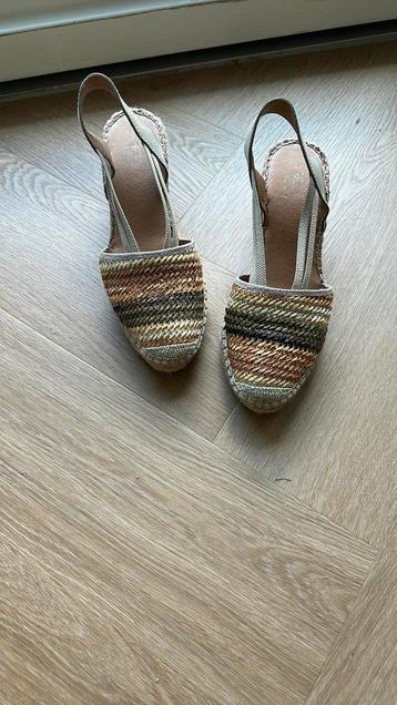 Sandalen leer en gevoerd van binnen. Zo goed als nieuw! beschikbaar voor biedingen