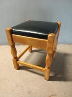 Vintage licht-eiken krukje met kunstleren zitting, Ophalen of Verzenden, Zo goed als nieuw, Hout