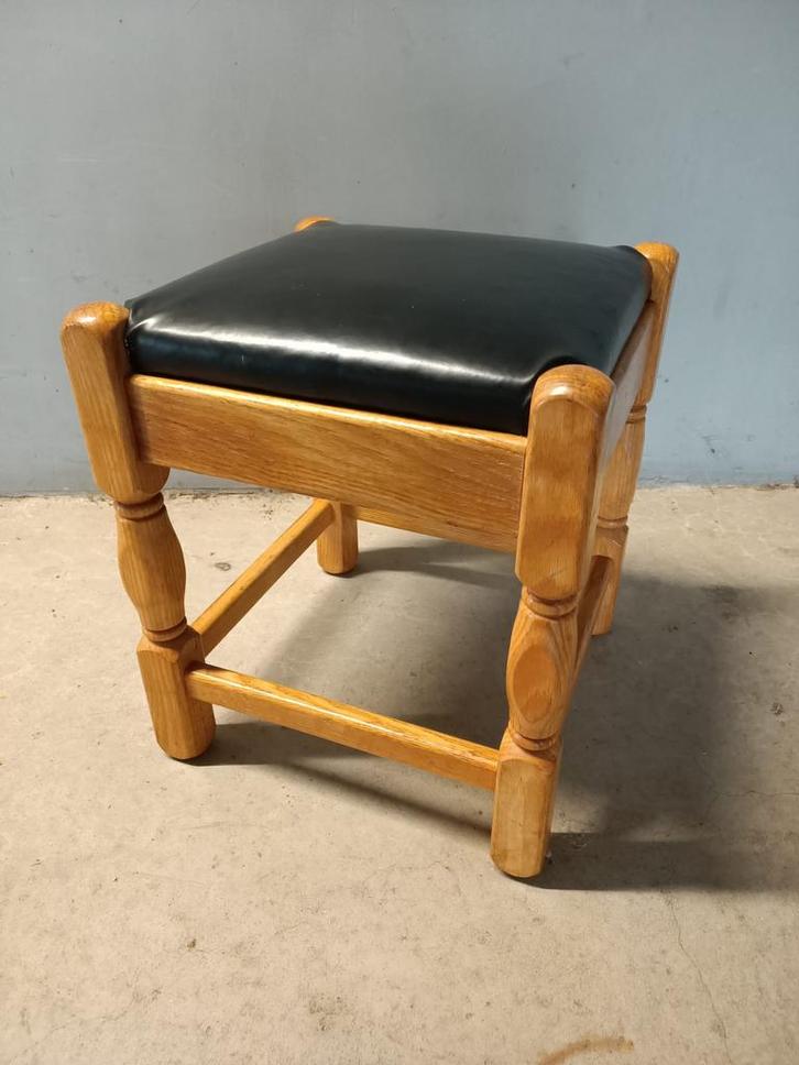 Vintage licht-eiken krukje met kunstleren zitting, Huis en Inrichting, Krukjes, Zo goed als nieuw, Hout, Ophalen of Verzenden