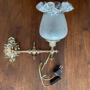 ANTIEKE WANDLAMP VAN MESSING/KOPER, GESLEPEN GLAS, DRAAIBAAR beschikbaar voor biedingen