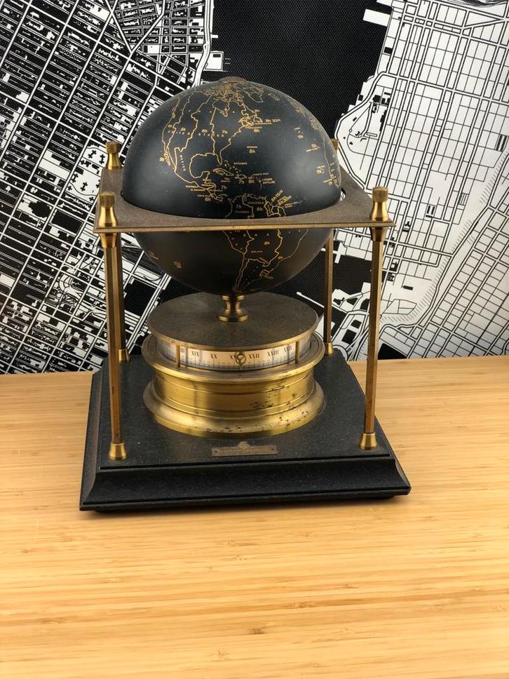 Royal Geographical Society Wereldbol klok Swiss made 1979, Antiek en Kunst, Antiek | Klokken, Ophalen of Verzenden