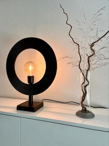 Moderne metalen lamp. beschikbaar voor biedingen