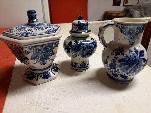 3 VERSCHILLENDE DELFSBLAUWE ARTIKELEN., Antiek en Kunst, Antiek | Keramiek en Aardewerk, Ophalen