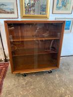Vintage Kast Formule meubelen houten vitrine kastje jaren 60, Huis en Inrichting, Kasten | Vitrinekasten, Zo goed als nieuw, Minder dan 100 cm