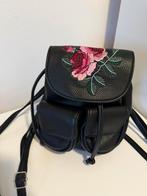 Leuke Berschka rugtas met bloemen, Sieraden, Tassen en Uiterlijk, Tassen | Rugtassen, Overige merken, Minder dan 30 cm, Ophalen of Verzenden