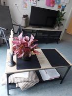 Mooi lage tafel met een stijgerhouten blad., Huis en Inrichting, Tafels | Salontafels, Ophalen, 50 tot 100 cm, Zo goed als nieuw