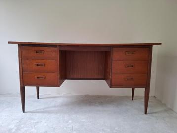 Vintage jaren 70 bureau beschikbaar voor biedingen