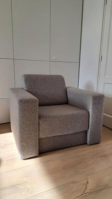 Grijze fauteuil. beschikbaar voor biedingen