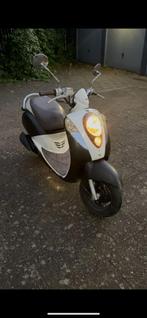 Sym mio 50 snor, Fietsen en Brommers, Scooters | SYM, Zo goed als nieuw, Benzine, 50 cc, Maximaal 25 km/u