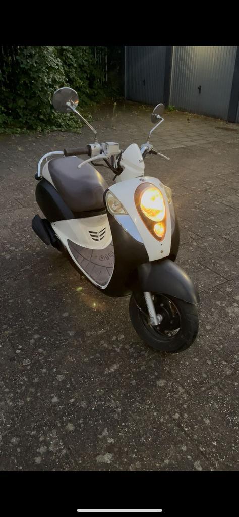 Sym mio 50 snor, Fietsen en Brommers, Scooters | SYM, Zo goed als nieuw, Mio, Maximaal 25 km/u, Benzine, Ophalen