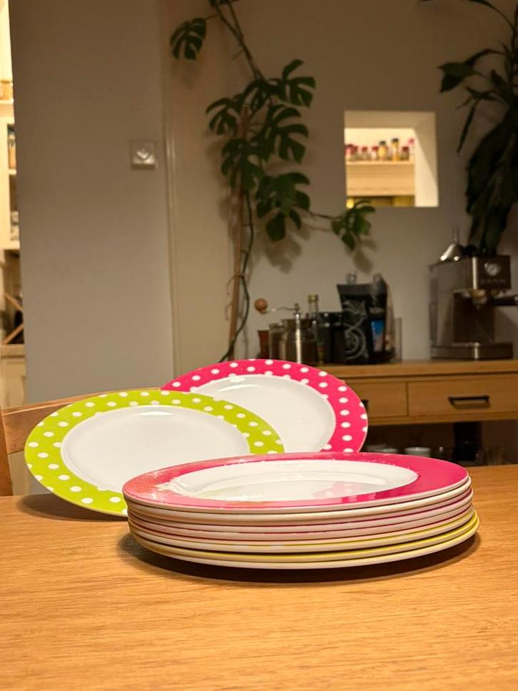 11 used Plastic plates (Good for Camping), Huis en Inrichting, Keuken | Tupperware, Gebruikt, Overige typen, Geel, Groen, Ophalen of Verzenden