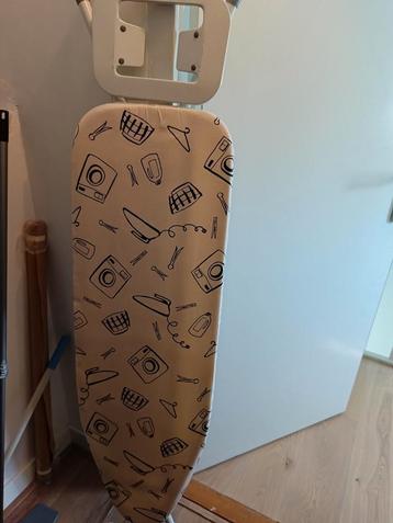 Strijkplank met print beschikbaar voor biedingen