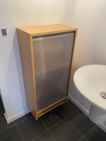 Twee badkamerkasten van hout  beschikbaar voor biedingen