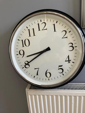 wandklok beschikbaar voor biedingen