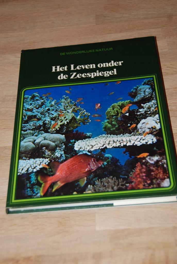 Het leven onder de zeespiegel., Boeken, Natuur, Gelezen, Ophalen of Verzenden