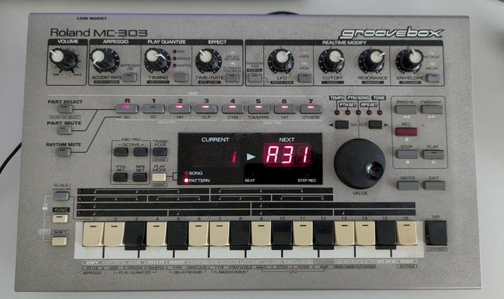 Roland MC-303 Groovebox, Muziek en Instrumenten, Drumcomputers, Gebruikt, Roland, Ophalen of Verzenden