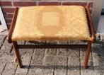 Brocante houten voetenbankje, krukje met geel gouden stof, Minder dan 50 cm, Gebruikt, Minder dan 50 cm, Ophalen of Verzenden