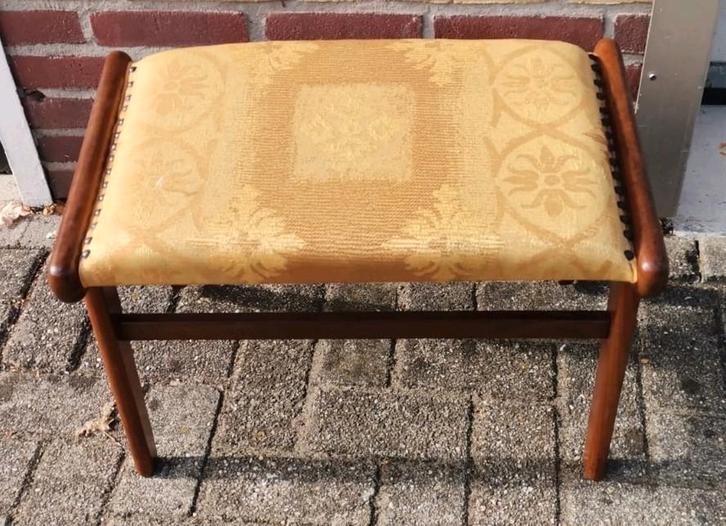 Brocante houten voetenbankje, krukje met geel gouden stof, Huis en Inrichting, Banken | Voetenbanken en Poefen, Gebruikt, Minder dan 50 cm