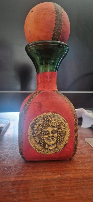 Vintage Wijnkruik met Leer en Druivenmotief beschikbaar voor biedingen