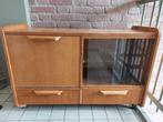 Vintage kastje met glazen vitrine op wieltjes, Ophalen, Gebruikt