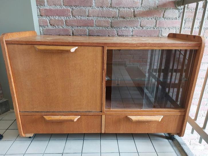 Vintage kastje met glazen vitrine op wieltjes, Huis en Inrichting, Kasten | Overige, Gebruikt, Ophalen