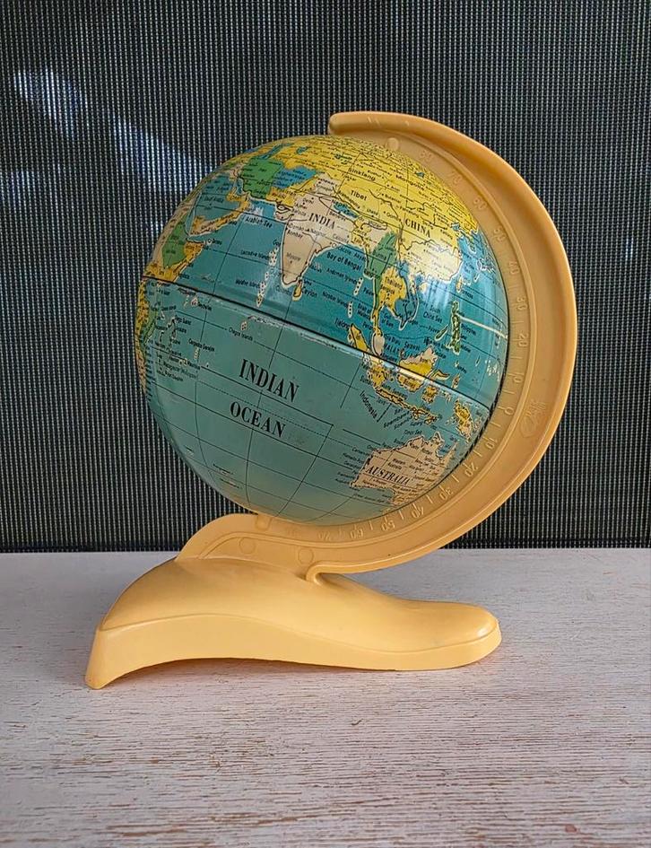 Vintage mini globe wereldbol blik MS West Duitsland Engels, Huis en Inrichting, Woonaccessoires | Wereldbollen, Zo goed als nieuw