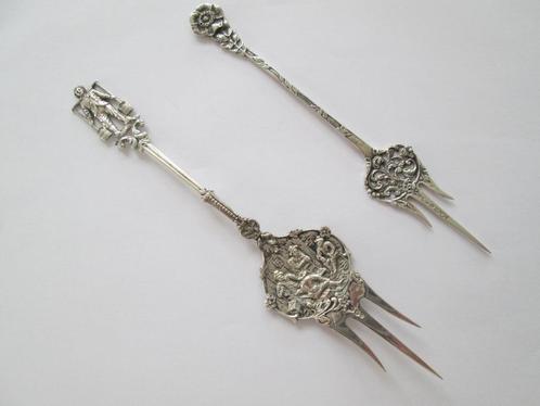 2 antiek zilveren cakeprikkers. Hooijkaas en Dahlia, Antiek en Kunst, Antiek | Bestek, Ophalen of Verzenden