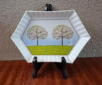 Royal Dux Bohemia serveerschaal met bomen en een bijenkorf beschikbaar voor biedingen