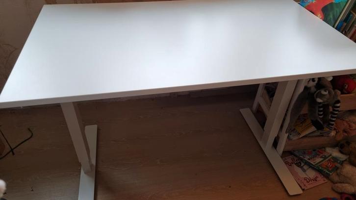 IKEA Trotten wit bureau, handmatig in hoogte verstelbaar, Huis en Inrichting, Bureaus, Gebruikt, Bureau, In hoogte verstelbaar