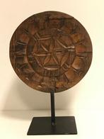Nicolaja houtsnijwerk op standaard rond met driehoeken, Antiek en Kunst, Ophalen of Verzenden