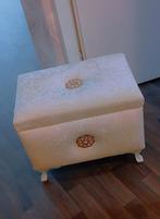 Schattige witte kist fluweel stof., Huis en Inrichting, Ophalen of Verzenden, Zo goed als nieuw, Minder dan 50 cm, Minder dan 50 cm
