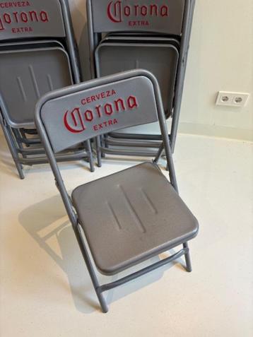 Acht grijze metalen klapstoelen Corona beschikbaar voor biedingen
