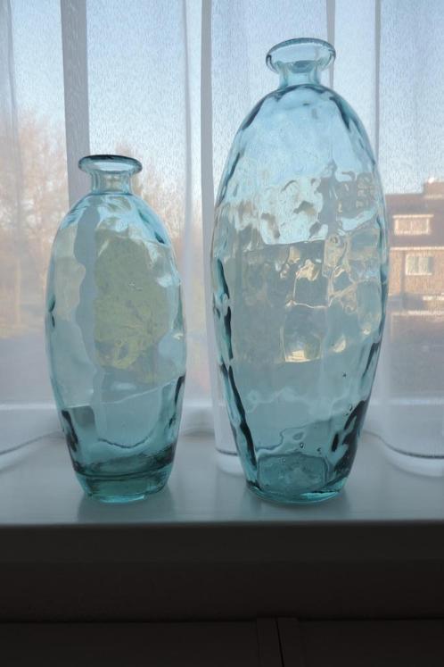 Twee groen/blauwe glazen vazen, Huis en Inrichting, Woonaccessoires | Vazen, Nieuw, Blauw, Minder dan 50 cm, Glas, Ophalen of Verzenden