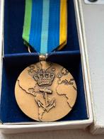 Marine medaille vroegere model in doos. onderscheiding, Verzamelen, Militaria | Algemeen, Ophalen of Verzenden, Landmacht, Nederland
