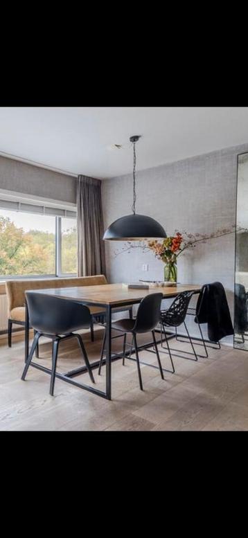 Complete eethoek – Tafel, 4 stoelen & bijpassende lamp 