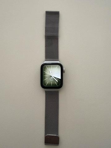 Apple watch 5 serie 40 mm met 13 bandjes beschikbaar voor biedingen