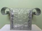 1 (of 3) design vazen .V&D.Metaal / glas.€3,00 ( of €8,00), Huis en Inrichting, Woonaccessoires | Vazen, Ophalen, Overige kleuren