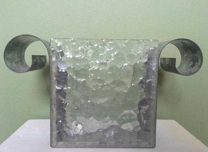 1 (of 3) design vazen .V&D.Metaal / glas.€3,00 ( of €8,00), Huis en Inrichting, Woonaccessoires | Vazen, Zo goed als nieuw, Overige kleuren