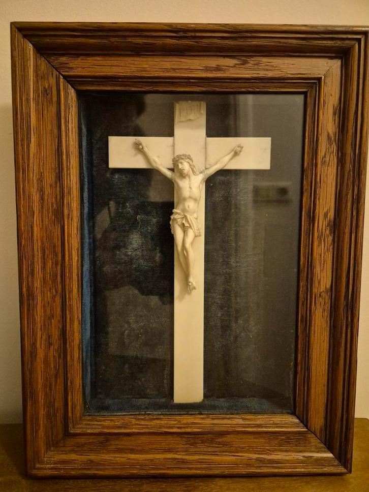 Crucifix in lijst. Ivoor en antiek., Antiek en Kunst, Antiek | Religie, Ophalen