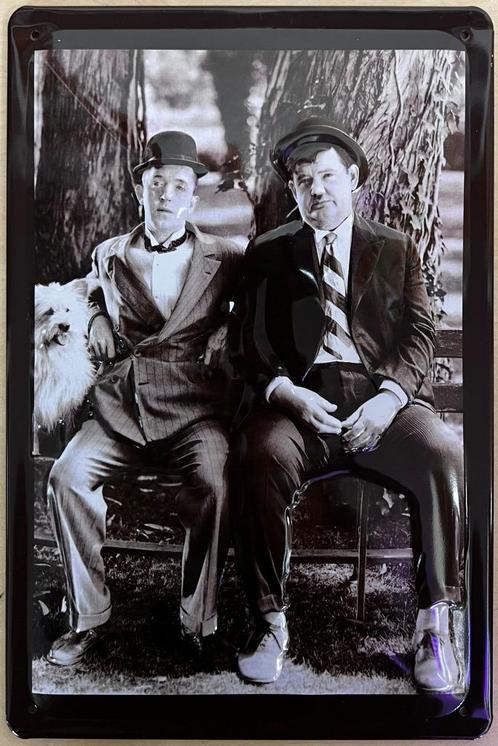 Laurel en Hardy zwart wit relief reclamebord van metaal deco, Verzamelen, Muziek, Artiesten en Beroemdheden, Nieuw, Foto of Kaart