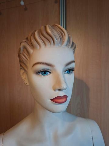 Super gave etalagepop  beschikbaar voor biedingen