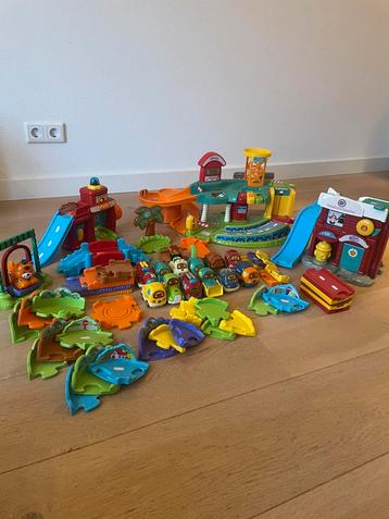 VTech toet toet set (3 gebouwen, 12 auto’s en veel wegdelen) beschikbaar voor biedingen