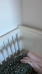 Wit houten babybedje met alle toebehoren, Kinderen en Baby's, Kinderkamer | Complete kinderkamers, Ophalen, Zo goed als nieuw