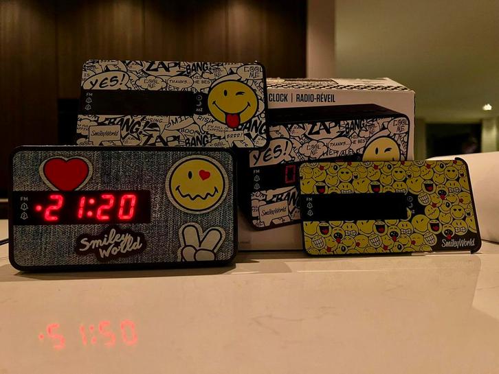 Bigben wekkerradio met wisselbaar frontje, Witgoed en Apparatuur, Wekkers, Zo goed als nieuw, Ophalen of Verzenden